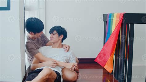Pareja Gay Asiática Acostada Y Abrazándose En El Suelo En Casa Hombres Jóvenes Asiáticos Lgbtq