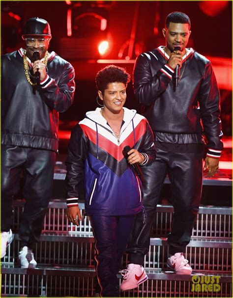 Bruno Mars Performs Thats What I Like At Grammys 2017 Watch Now
