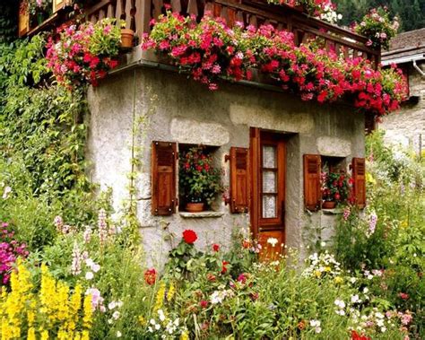 20 Inspiring House Exteriors And Ideas For Summer Decorating With Flowers