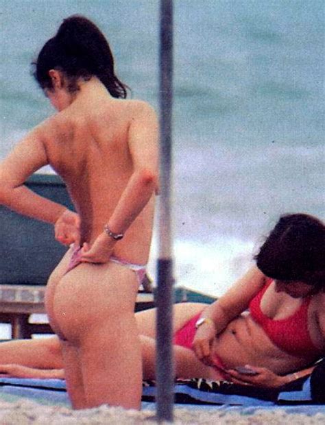El mito erótico Maribel Verdú pillada en tanga y topless en la playa Alma Pecadora