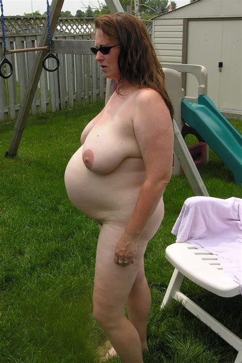 Pregnant Babe Going Nude In Her Backyard Porno Fotos Eporner