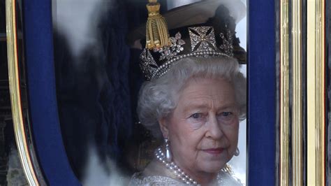 الملكة إليزابيث الثانية وفنجان شاي فارغ في لوحة جديدةالملكة إليزابيث كشف عن لوحة جديدة للملكة اليزابيث والتي تابعت اللحظة من منزلها وعبر اتصال فيديو. ملكة بريطانيا تحتفل بعيد ميلادها الـ90 - RT Arabic