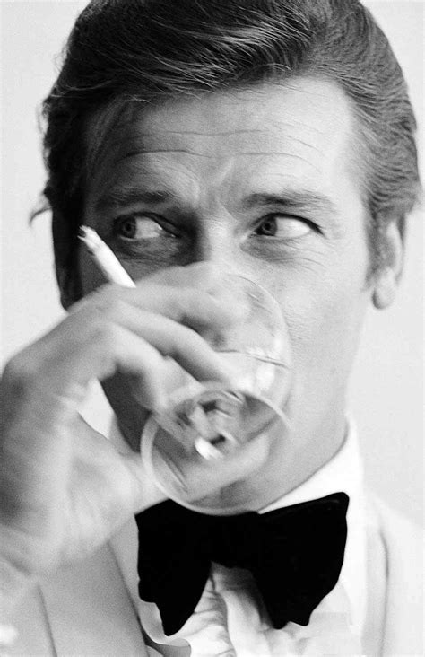 Roger Moore Cartel James Bond 007 Negro Y Blanco Impresión De Etsy