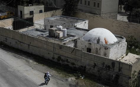 1 Hurt After Israelis Come Under Palestinian Fire At Josephs Tomb