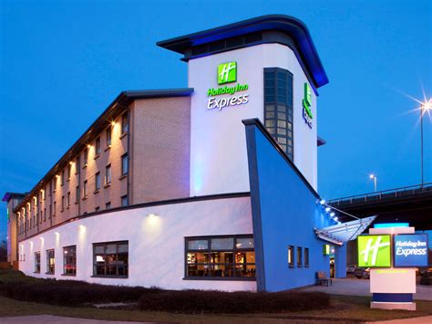 Each room is tastefully furnished and promises a restful night. Airport Hotel: Holiday Inn Express Glasgow Airport