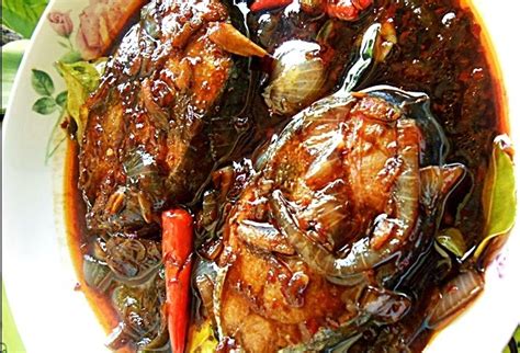 Bersihkan ikan tongkol, kerat kedua sisi ikan lalu bakar atau goreng hingga matang, sisihkan. Resepi Ikan Tongkol Masak Kicap Pedas - Resepi Masakan Melayu
