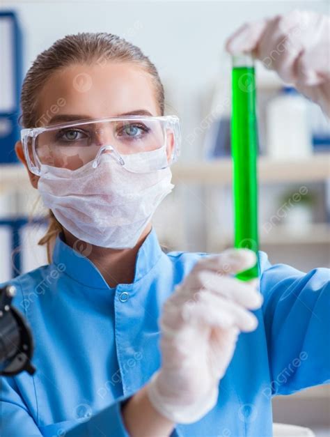Background Peneliti Ilmuwan Wanita Melakukan Percobaan Di Laboratorium