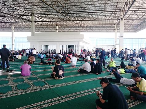 Kelebihan jadwal sholat jam digital masjid dari pt led. Sholat Jumat di bandara Soekarno Hatta, Terminal 3 ...