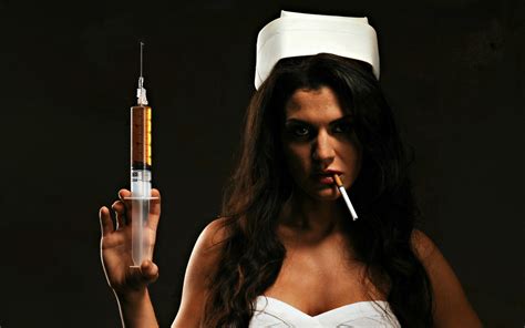 обои женщины модель Сигареты иглы Человек Медсестры Пение 1920x1200 wallpapermaniac