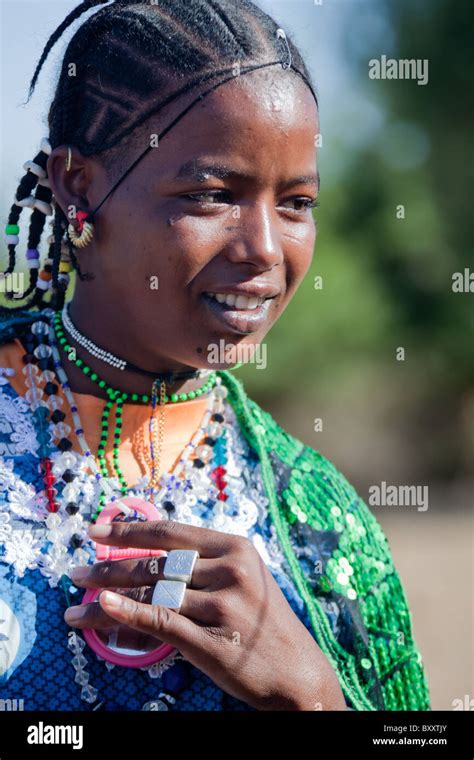 Jeune Femme Peule Dans Le Village Dbantagiri Saisonnières Dans Le Nord