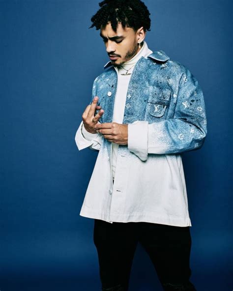 Watch Shane Eagle Shows Off His Bling