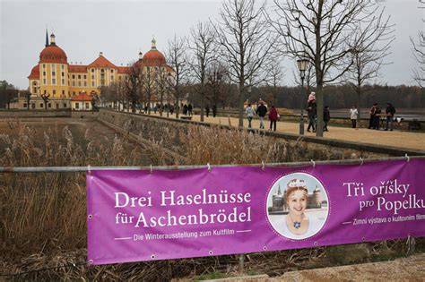 Sie alle wandeln auf den spuren eines märchenfilmes: UNSER AUSFLUGSTIPP: Drei Haselnüsse für Aschenbrödel - Schloss Moritzburg: Winterausstellung zum ...