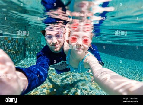 Familia Padre E Hija Nadar Y Hacer Selfie Fotografía De Stock Alamy