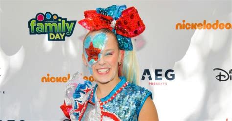 Jojo Siwa Trying So Bad To Get Kissing Scene With A Man Removed From
