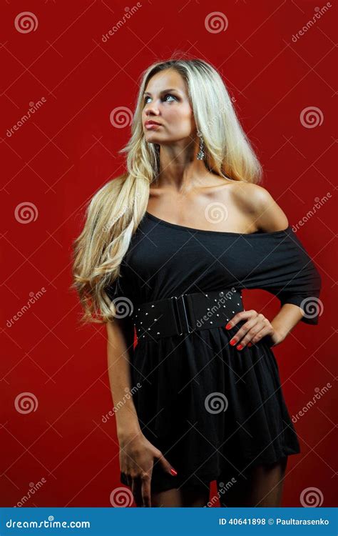 Het Jonge Sensuele Modelmeisje Stelt In Studio Stock Foto Image Of