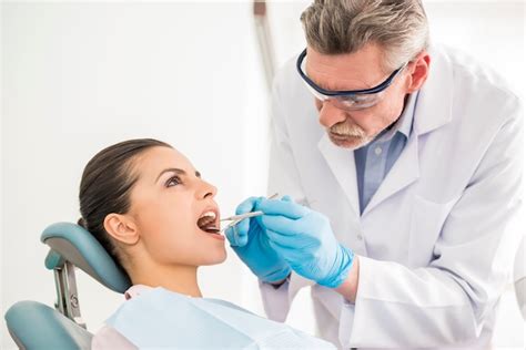 Dentista Examinando Los Dientes De Un Paciente En El Dentista Foto