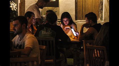 Foto Camila Queiroz E Klebber Toledo Jantaram Na Companhia De Amigos Purepeople