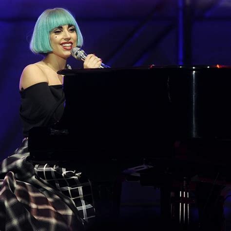 Текст lady gaga — bad romance. Lady Gaga en una actuación en Roma en 2011 - Estilo Lady ...