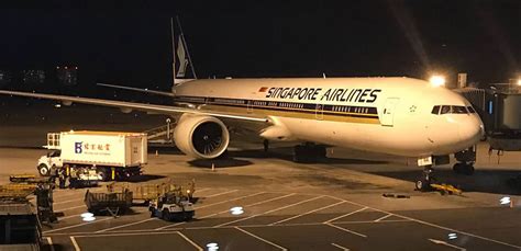 A singapore airlines flight caught fire while making an emergency landing. Singapore Airlines Economy Vs Premium Economy - Transport ...