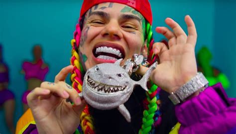 Tekashi 6ix9ines Massive Shark Chain Is Trending On Twitter Heres Why