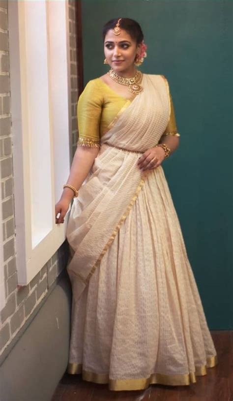 Anu Sithara Looks Everything Beautiful In A Kasavu Lehnga For Onam 2021 Onam Outfits Kerala