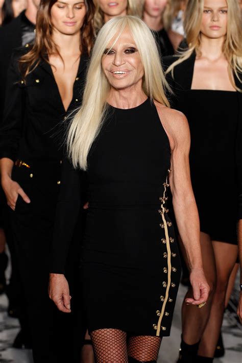 The black versace outfit, showcased by hurley at the 1994 premiere of four weddings and a funeral, beat the givenchy gown worn by audrey hepburn at the 1954 oscars into second place. Liz Hurley's Safety Pin Versace Dress Gets Updated For New ...