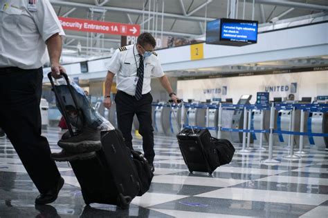 United Wants To Train 5000 Pilots Get Women People Of Color In Cockpit