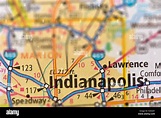 Primer plano de Indianapolis, Indiana en un mapa de carreteras de los ...