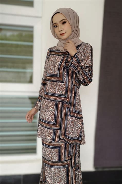 Jika kamu ingin tampil beda dengan menggunakan baju lurik, berikut adalah ide fashion dari model baju lurik yang satu ini. 60+ Model Baju Batik (TERBARU, ATASAN, KOMBINASI, WANITA)