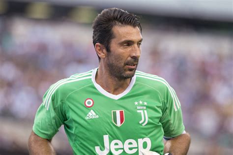 Gianluigi gigi buffon (born 28 january 1978) is an italian professional footballer who plays in the goalkeeper position. Paris Saint-Germain: Gianluigi Buffon: Warum er noch nicht ...