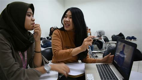 Lawrence kincaid dalam cangara (2006), komunikasi adalah suatu proses dimana dua orang atau lebih membentuk atau melakukan pertukaran informasi dengan satu sama lainnya, yang pada gilirannya akan tiba pada saling pengertian yang mendalam. MODEL KOMUNIKASI MENURUT TEORI "LASSWELL" - YouTube