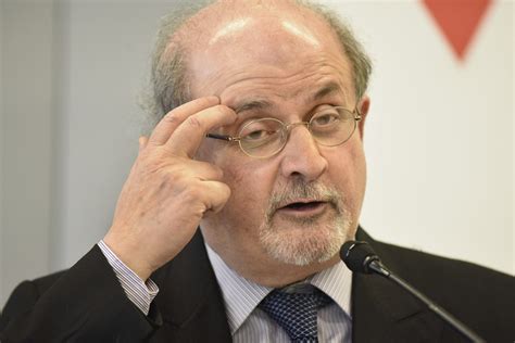 Salman Rushdie și a pierdut vederea la un ochi și nu și mai poate