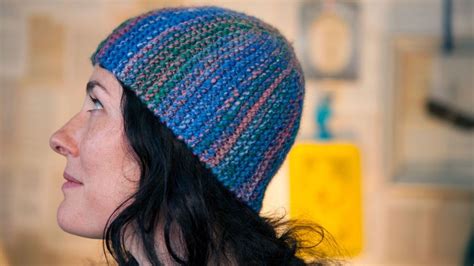 So, the rubber band is tied, and we begin to thinkon how to finish knitting a hat with knitting needles. Afraid to knit in the round? Jill's hat is knit sideways ...