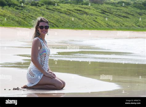 Porträt Der Jungen Frau Kniet Am Strand In Fernando De Noronha Stockfotografie Alamy