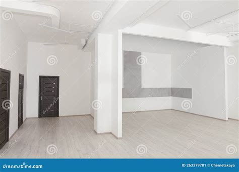 Sala Vazia Com Paredes Brancas E Portas Design Interior Imagem De