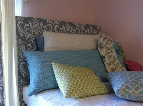 Sewing crafts sewing projects diy projects do it yourself inspiration ideias diy organization hacks getting organized inventions helpful hints. Easy Dorm Room Headboard Tutorial