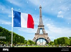 Bandera francesa delante de la Torre Eiffel en París, Francia, en un ...