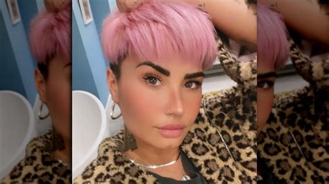 A mere six days after she joined the lob club, demi bravely decided, why not go another couple of inches? the result? Demi Lovato's New Look Is Turning Heads Everywhere