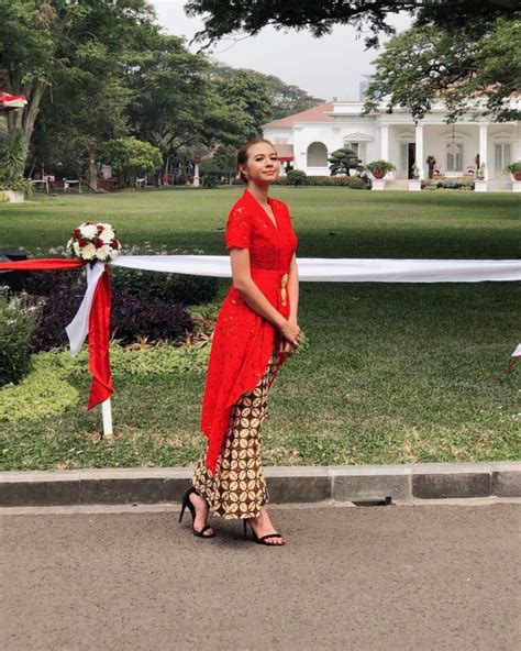 √ 30+ Model Kebaya Merah Maroon Inspirasi Terbaik 2020