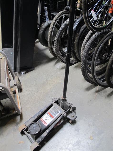 Made of high quality steel for longevity and durability. Craftsman 3 Ton Hydraulic Floor Jack | Property Room