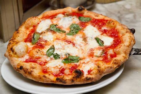 La Pizza Margherita Storia E Comè Nata Figlidelvesuvioblog