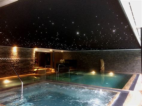 Net als in de supermarkt en op het werk, geldt ook in de sauna: Sterrenhemel boven het binnenbad van Thermen Soesterberg