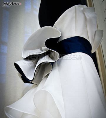 Scopri ricette, idee per la casa, consigli di stile e altre idee da provare. Abito da sposa con fiocco nero sul retro - G. Fortini ...