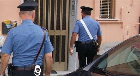 Accoltella E Uccide Il Fratello Davanti Alla Madre Dramma Familiare