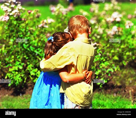 kleinkinder 2 kinder umarmen umarmung kuscheln umarmen umarmt schützende liebevolle bruder