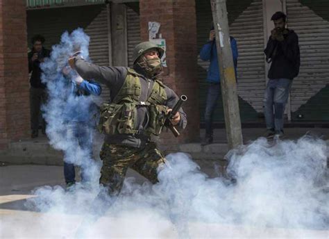 Some residential architects specialise in designing traditional homes or farmhouses, others in designing modern replicas of traditional homes. Kashmiri Style Modern House Designs In Kashmir ...