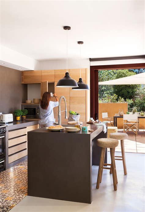 Nuestros muebles de cocina son diseñados en zaragoza especialmente para usted con los mejores materiales para que disfrute de cada espacio. Cocinas con color