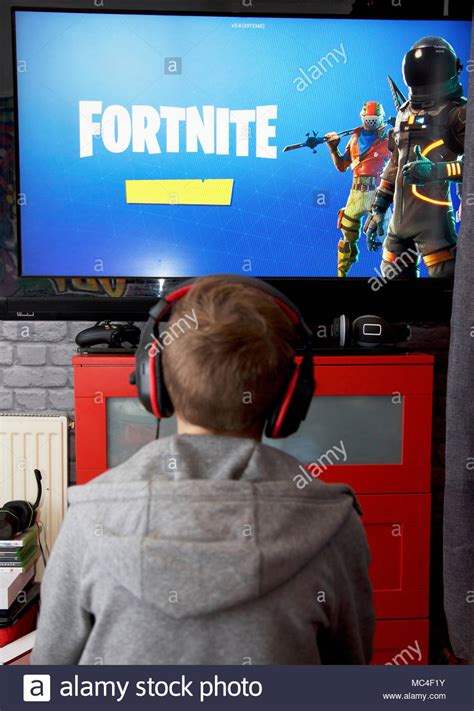 Actualiza a xbox one y juega a los mismos títulos de éxito de taquilla. Un niño juega Fortnite Battle Royale en su Xbox 1 ...