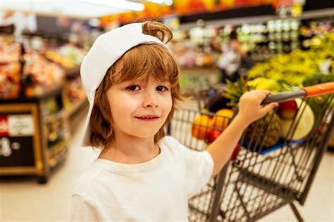 Crianças Comprando Alegre Menino Lindo No Supermercado Compra Vegetais
