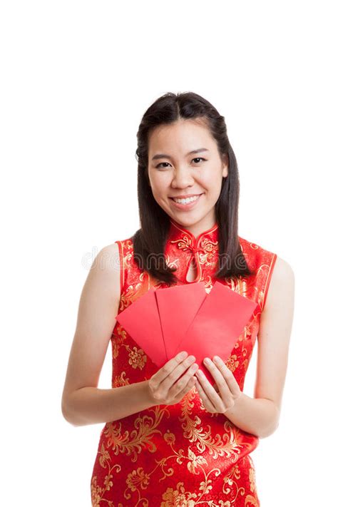 fille asiatique dans la robe chinoise de cheongsam avec l enveloppe rouge photo stock image du